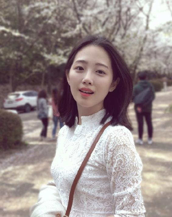 韩国中年气质美女高级感穿搭,韩系穿搭外套格纹短裙