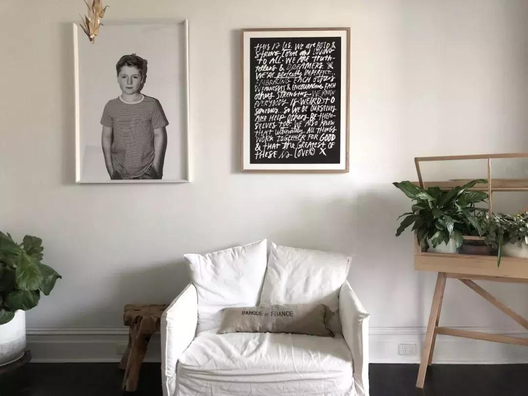 客厅里挂结婚照好不好,结婚照挂在客厅的沙发上面好吗