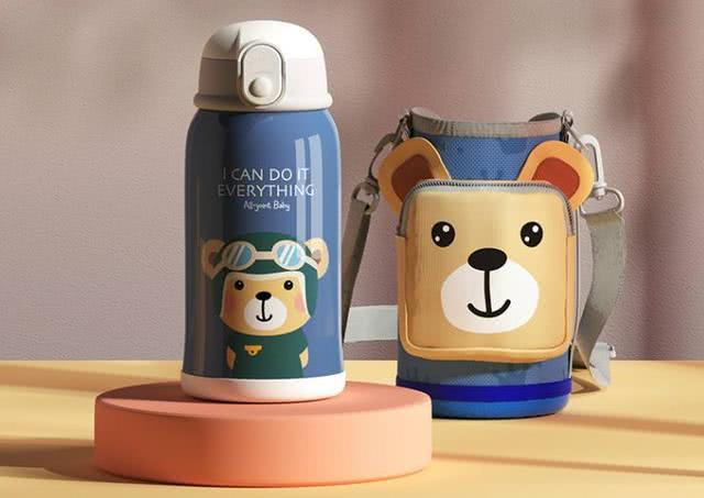 央视曝光19种保温杯温水变毒水,孩子用了有毒保温杯新闻