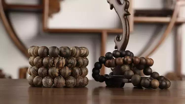 沉香手串能跟玉镯一起佩戴吗,108沉香手串佩戴效果