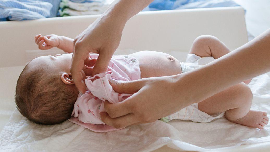 宝宝一尿就疼哭怎么办,女宝宝一尿就哭怎么回事