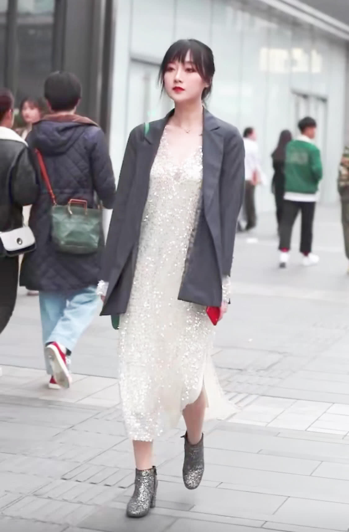 有一种鞋子叫“犀牛鞋”，看着丑但穿起来效果惊艳，女神都想拥有