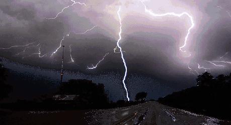 在野外遇到龙卷风如何躲避,遇到龙卷风时我们应该怎么办