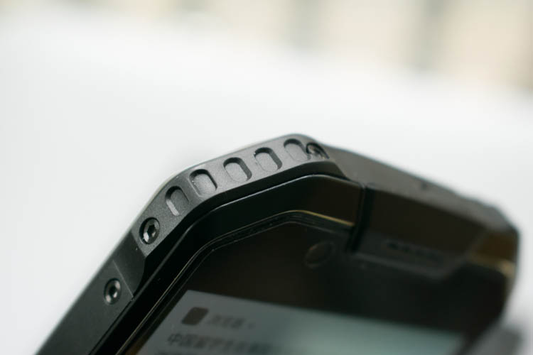 手机掉水里当场拿起来,手机掉入水中还可以正常使用