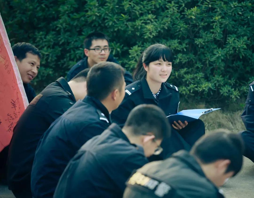 致敬坚守在一线的教师们,致敬警营里的老师们