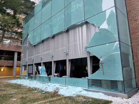 直击港理工:桌椅被烧得只剩框架、有上百枚汽油弹