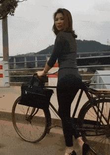 “老婆居然穿这种裤子出门，难怪大家都在看她，太丢脸了！”哈哈