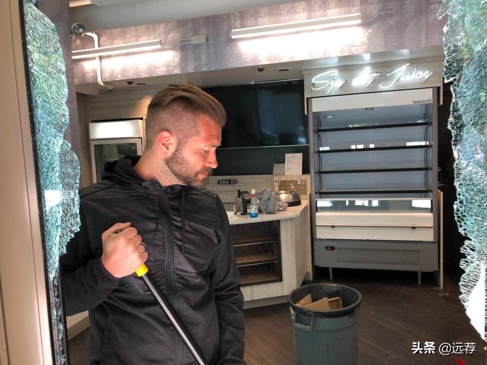 美国一家耐克店一分钟内被抢光！黑人妇女抱着抢来的鞋欢呼