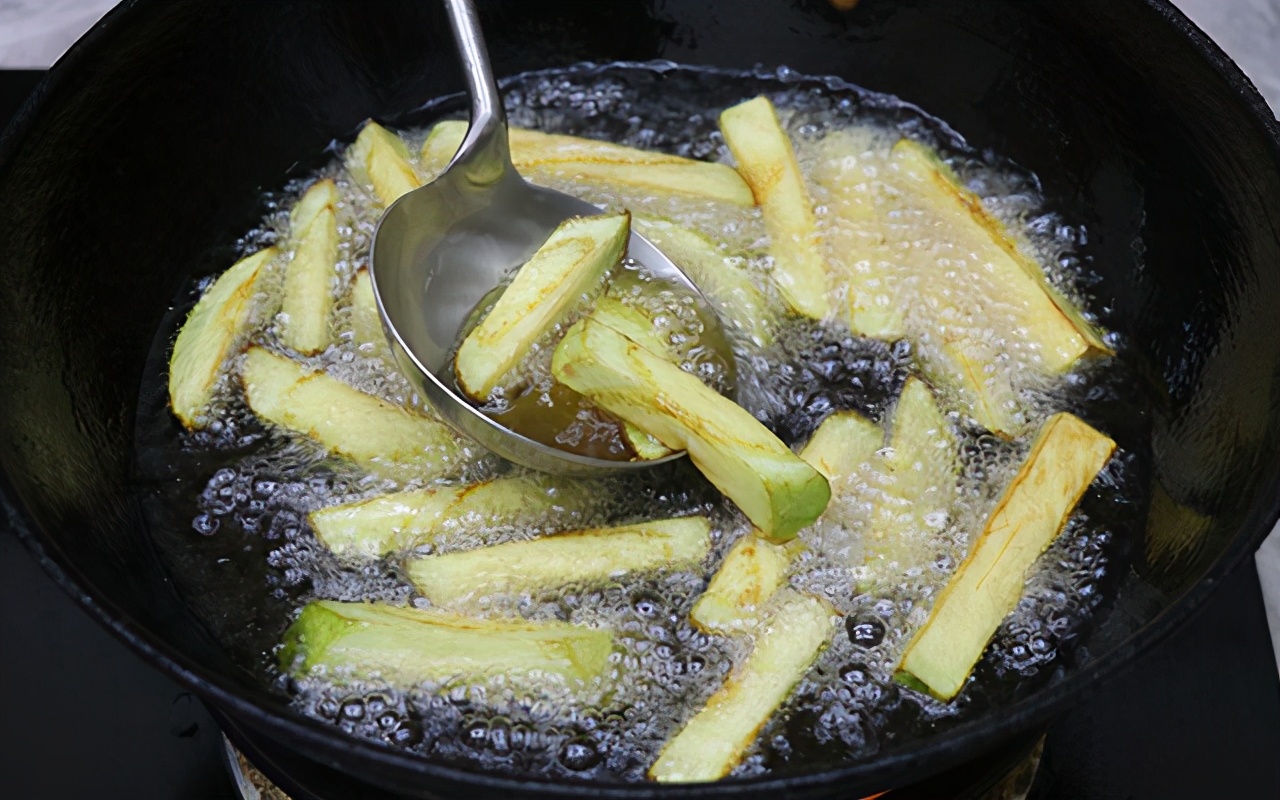 茄子烧青椒最好吃的做法,茄子炒辣椒菜谱最正宗的做法