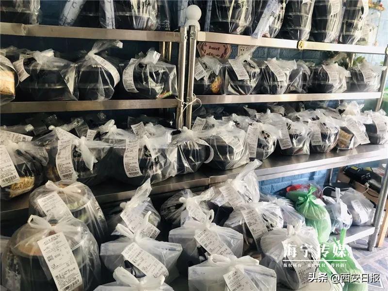 90后女孩摆摊卖凉皮,90后女人摆摊卖凉皮