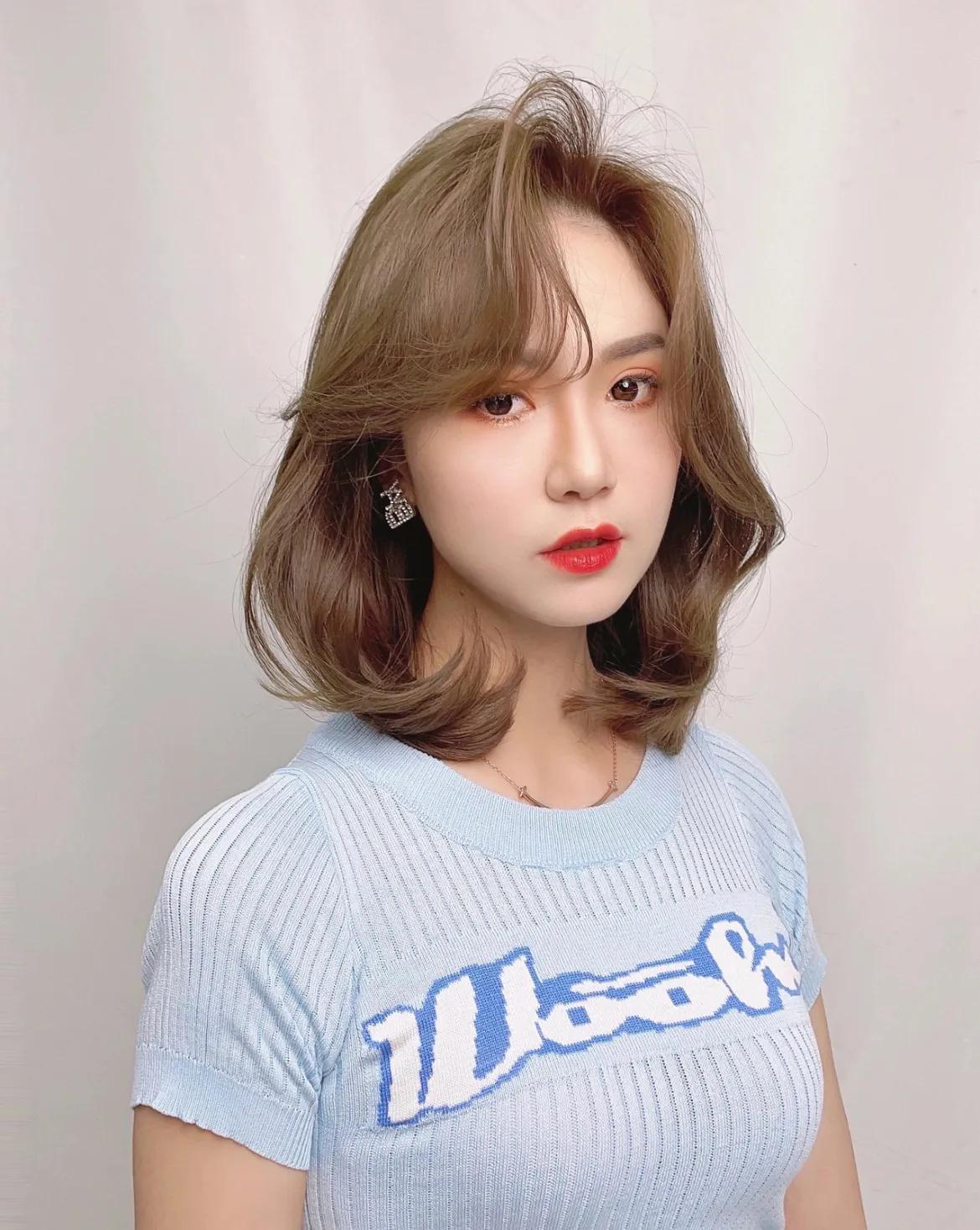 适合小脸的烫发中短发夏季,这个季节最流行的短烫发