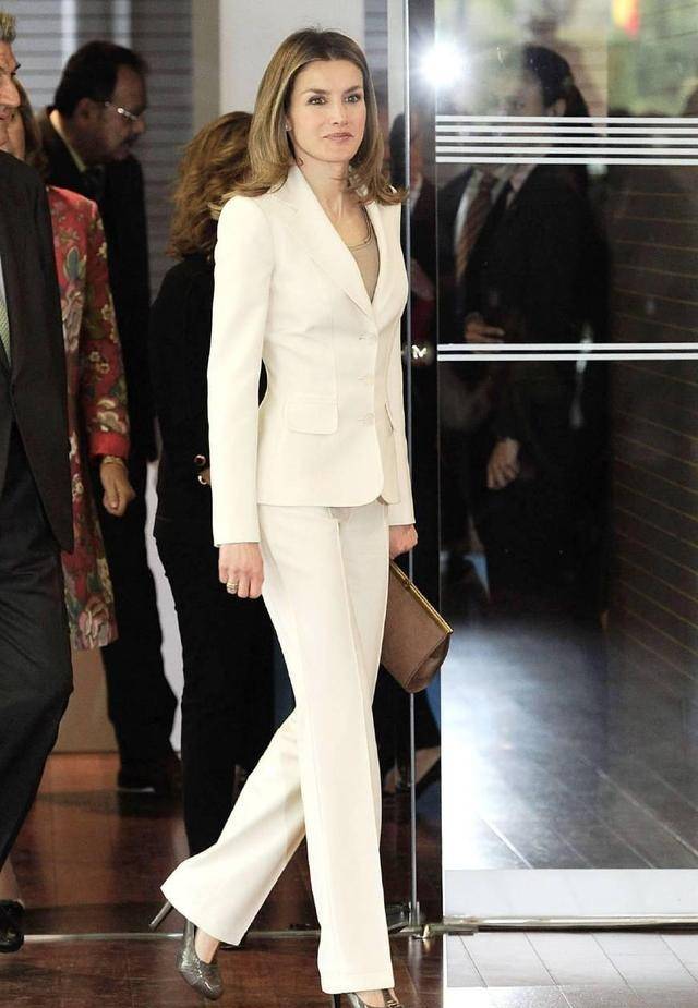 法国第一夫人穿15厘米高跟踝靴同框西班牙王后，奶奶脸不敌高级感