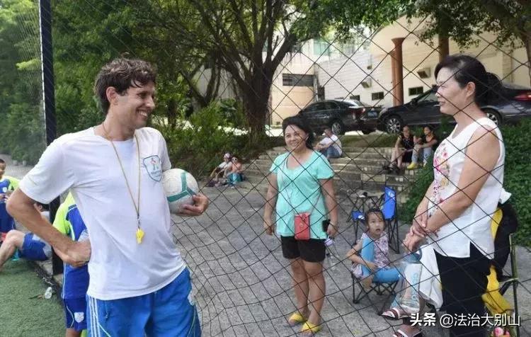 长着外国脸的中国小孩,外国教练在中国教孩子踢球