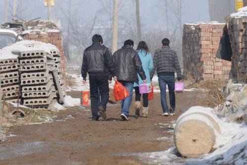 人穷不走亲富贵不还乡,人穷不走亲粤语