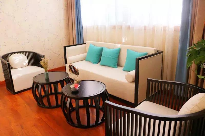 揭秘！天津路这家店，门口停满豪车！还不时有各种靓丽女子进出.