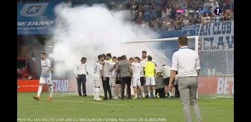 球迷*力暴**！裁判阿诺德·亨特在比赛中被照明弹射和打火机击中