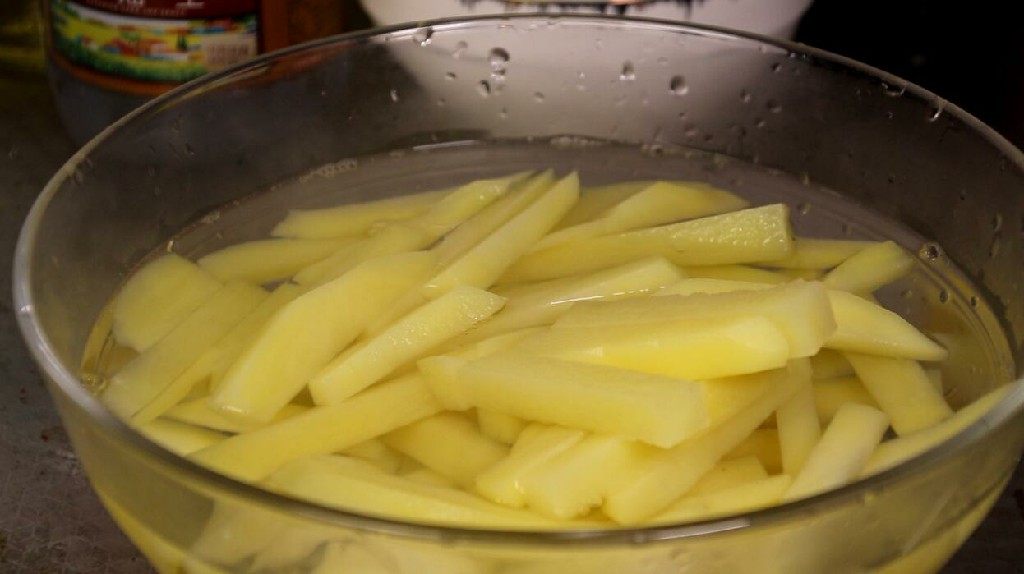 买的薯条炸出来软趴趴是什么原因,炸薯条不回软的正确做法