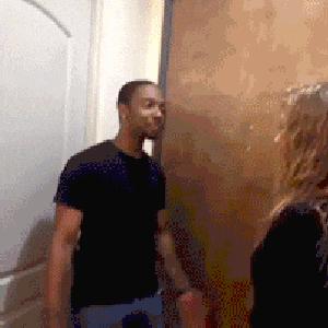 搞笑gif趣图姑娘有话好好说别动手,开心一刻gif搞笑动图