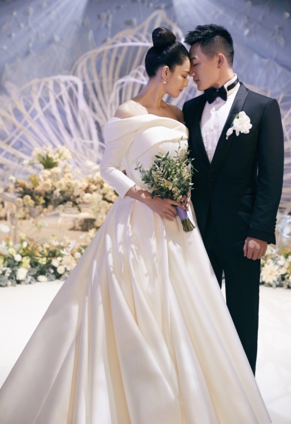 昆凌和唐嫣的婚纱哪个更好看,明星婚纱郭碧婷