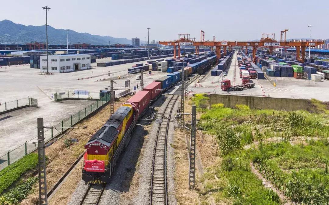 人民日报点赞重庆物流大通道：内陆开放“闯”出来！