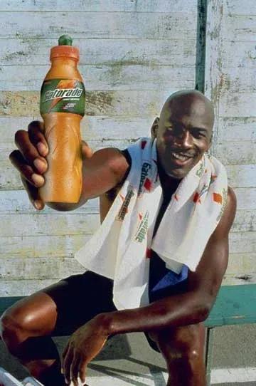 篮球比赛喝什么饮料补充体能最好,打篮球比赛之前喝什么饮料不会累