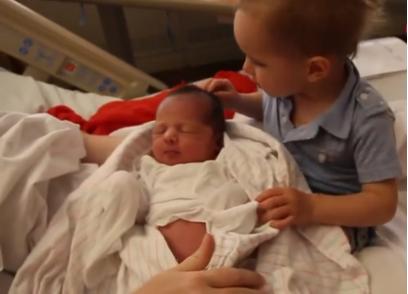 哥哥第一次看见刚出生的娃,哥哥第一次见刚出生的妹妹敬礼