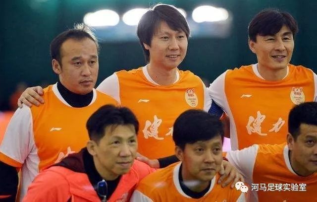 「足球八卦」一场比赛二位大佬三个李姓四张老图五个城市六小天鹅