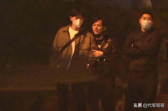 何炅当街牵手摸脸,何炅与神秘男子深夜街头亲密互动