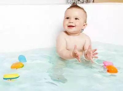 给宝宝洗澡前需要擦哪些,婴儿洗澡注意事项0到6个月