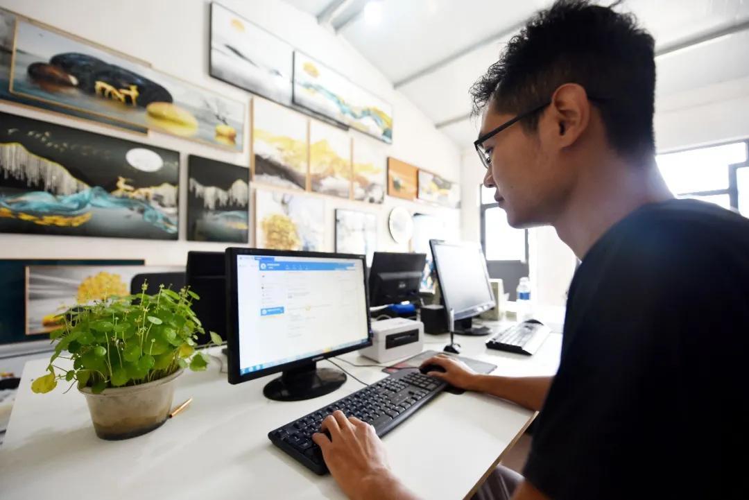 邯郸肥乡：小伙网店卖画月销售10万块