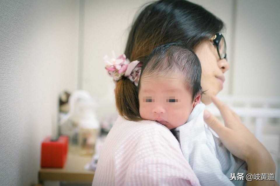 宝宝睡着后鼻子喷奶怎么回事,新生儿鼻子和嘴一起喷奶