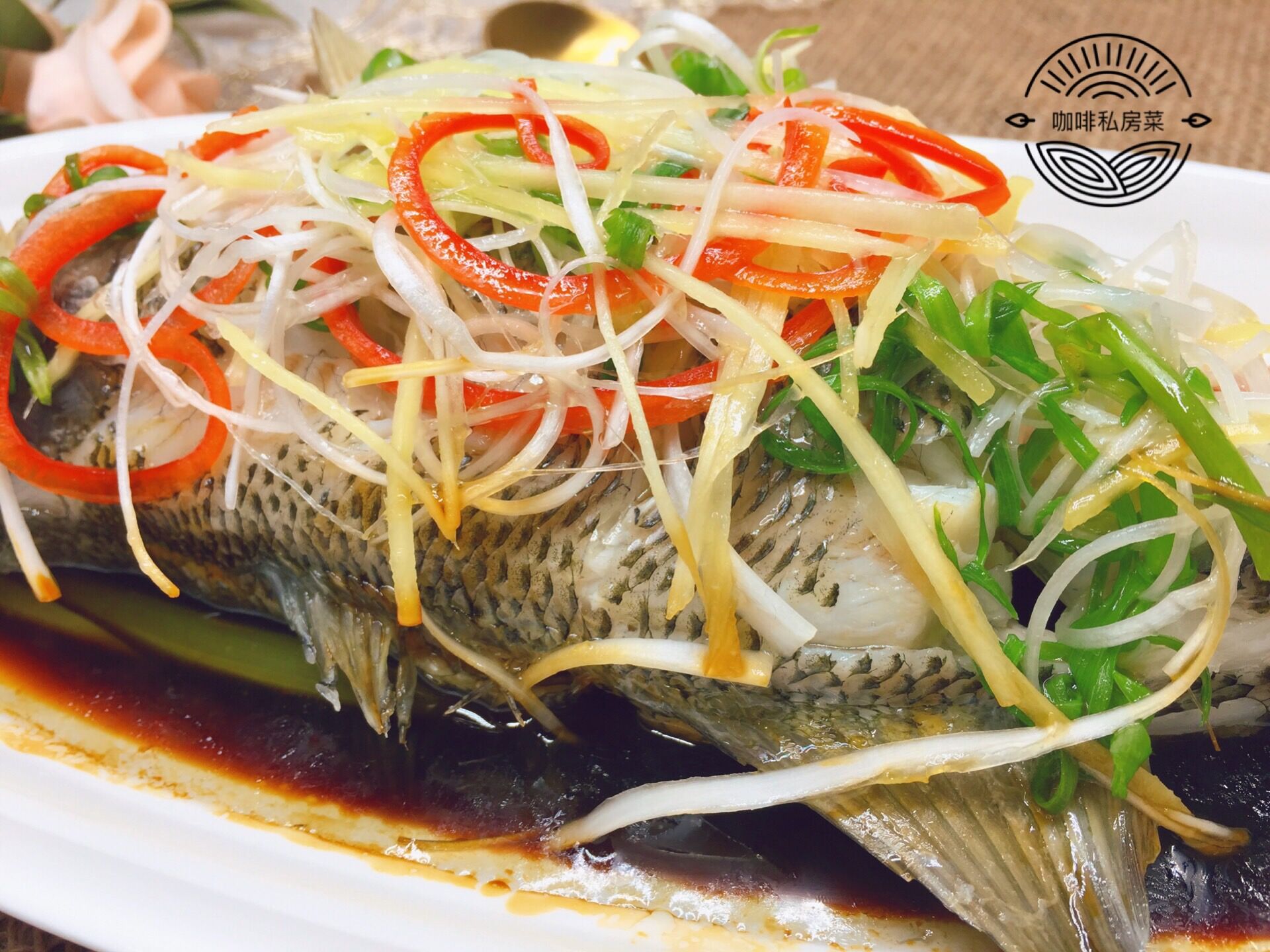 清蒸鱼是先浇热油还是先倒鱼豉油,清蒸鱼先放蒸鱼豉油还是先浇热油