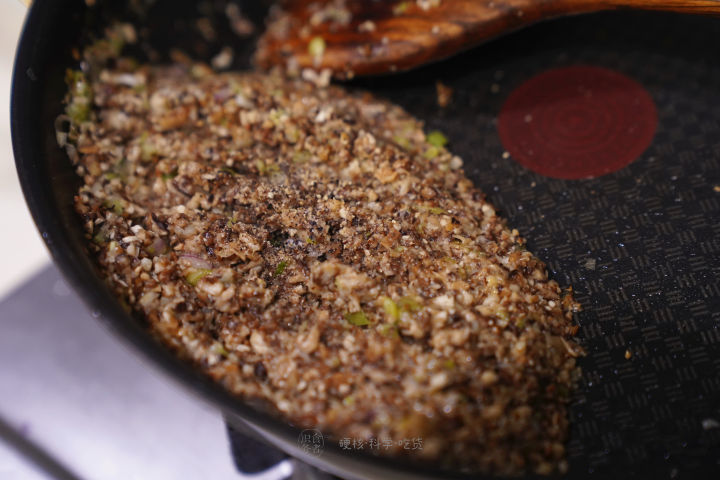 煎牛排大火会糊吗,煎牛排温度高黄油糊了