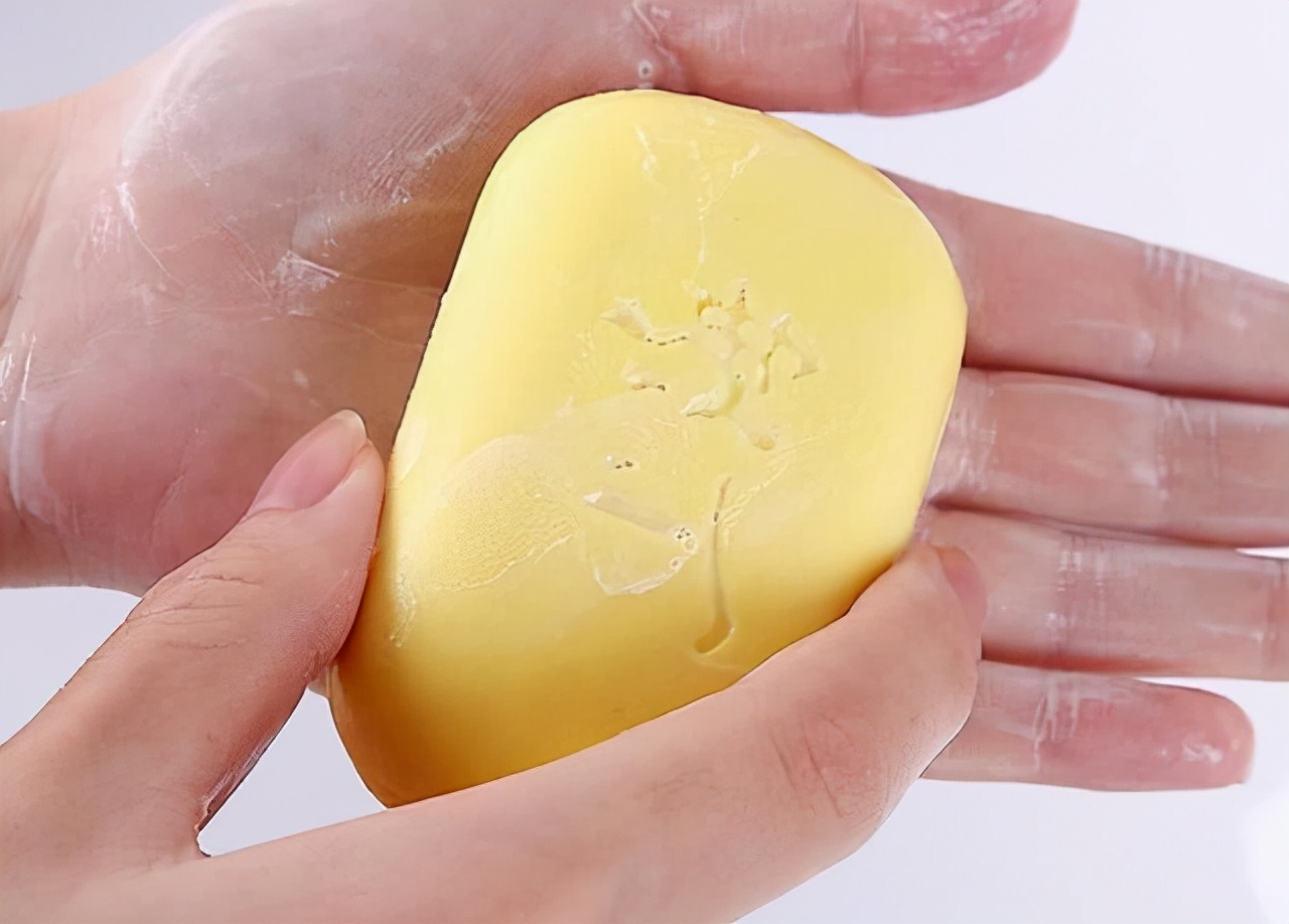 长期用硫磺皂洗身体的危害,江苏一女子坚持用硫磺皂水洗头发