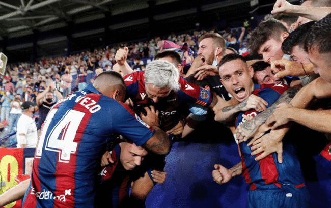 皇马6:3拜仁c罗,西甲11-12赛季皇马vs巴萨梅西c罗