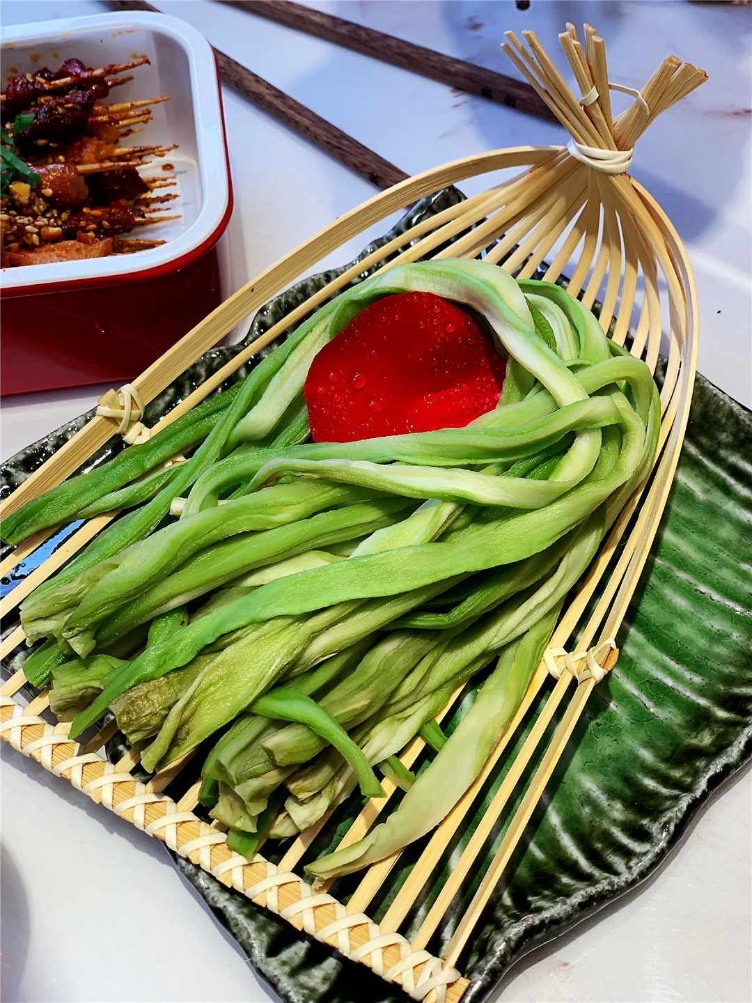 长春桂林路有家电影《叶问》同款火锅酒馆，楼里面有座“香港城”