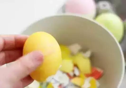 鸡蛋壳手工作品创意幼儿园,碎鸡蛋壳手工粘贴画动物图案