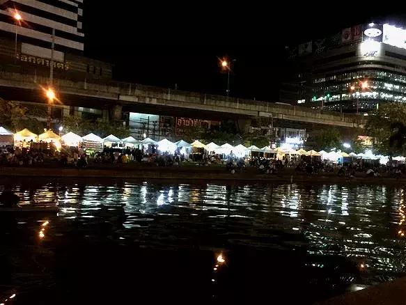 泰国最出名的夜市,泰国最繁华的夜市