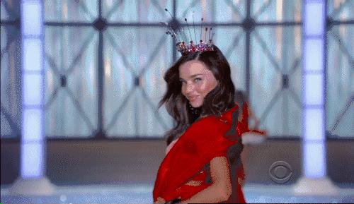 模特走路摔倒,模特走t台摔倒