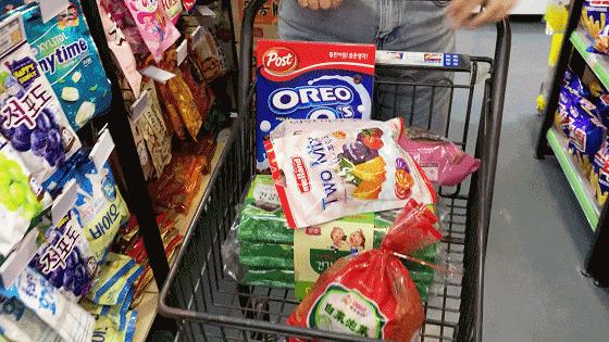 从韩国回来在超市买东西,从韩国进口商品