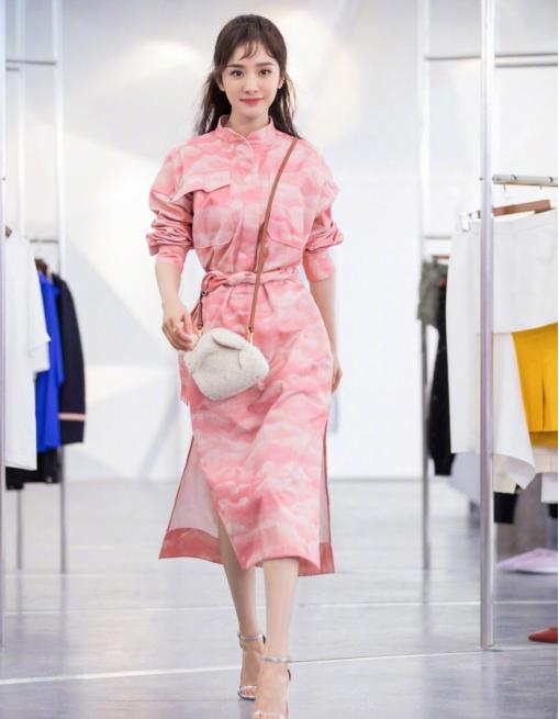 34岁杨幂再现少女感穿搭,杨幂新中式马甲穿搭