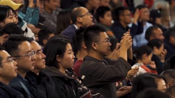 惊动央视,姚明都来致敬。他“一个人”组成篮球队后,打败了死神