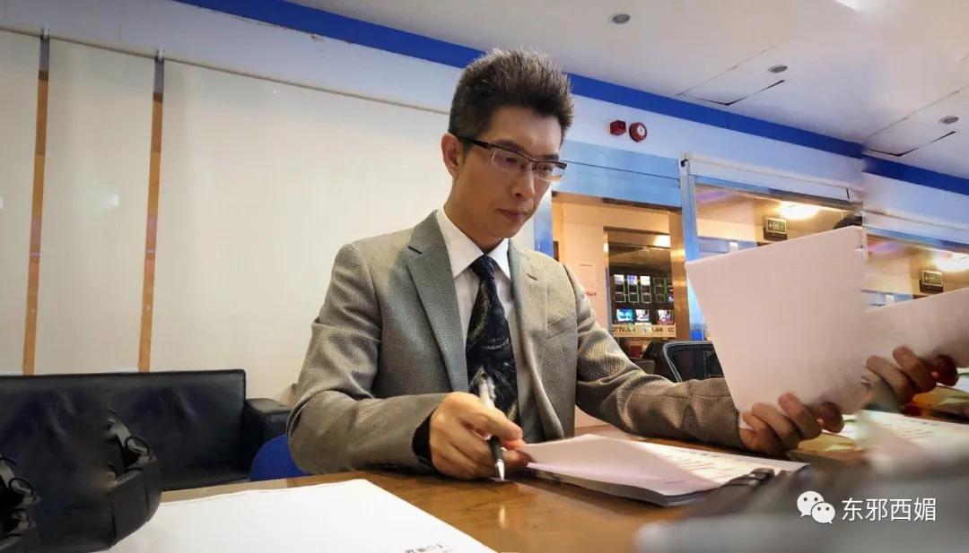 坐了八年冷板凳后逆袭成国宝级reader,第一次跪着看完直播!