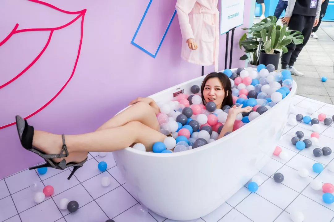 四季沐歌在WTA总决赛上营销玩出新高度，跨界破圈绽放品牌势能