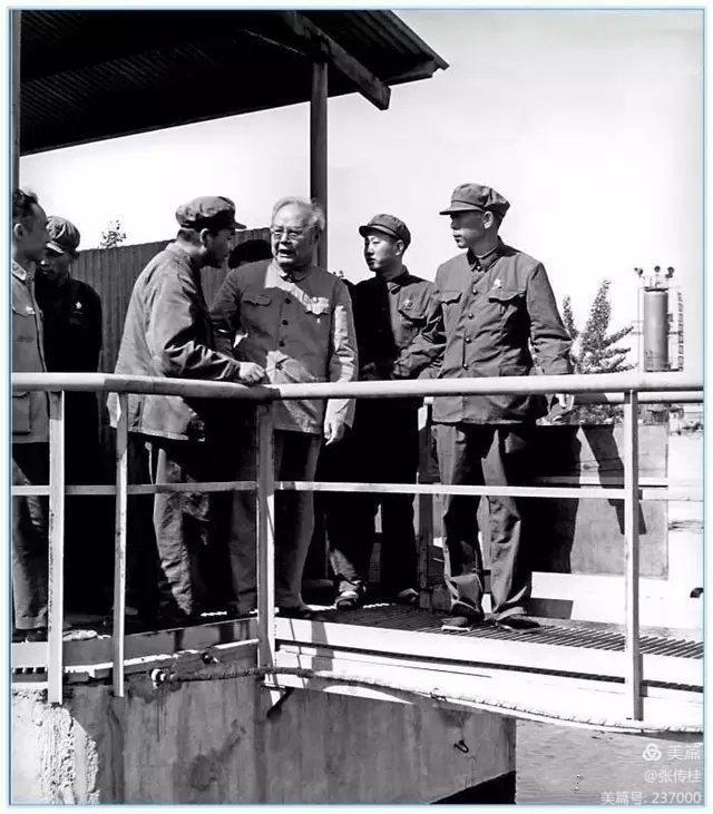 夜爬凤凰岭,雪落鸡冠山