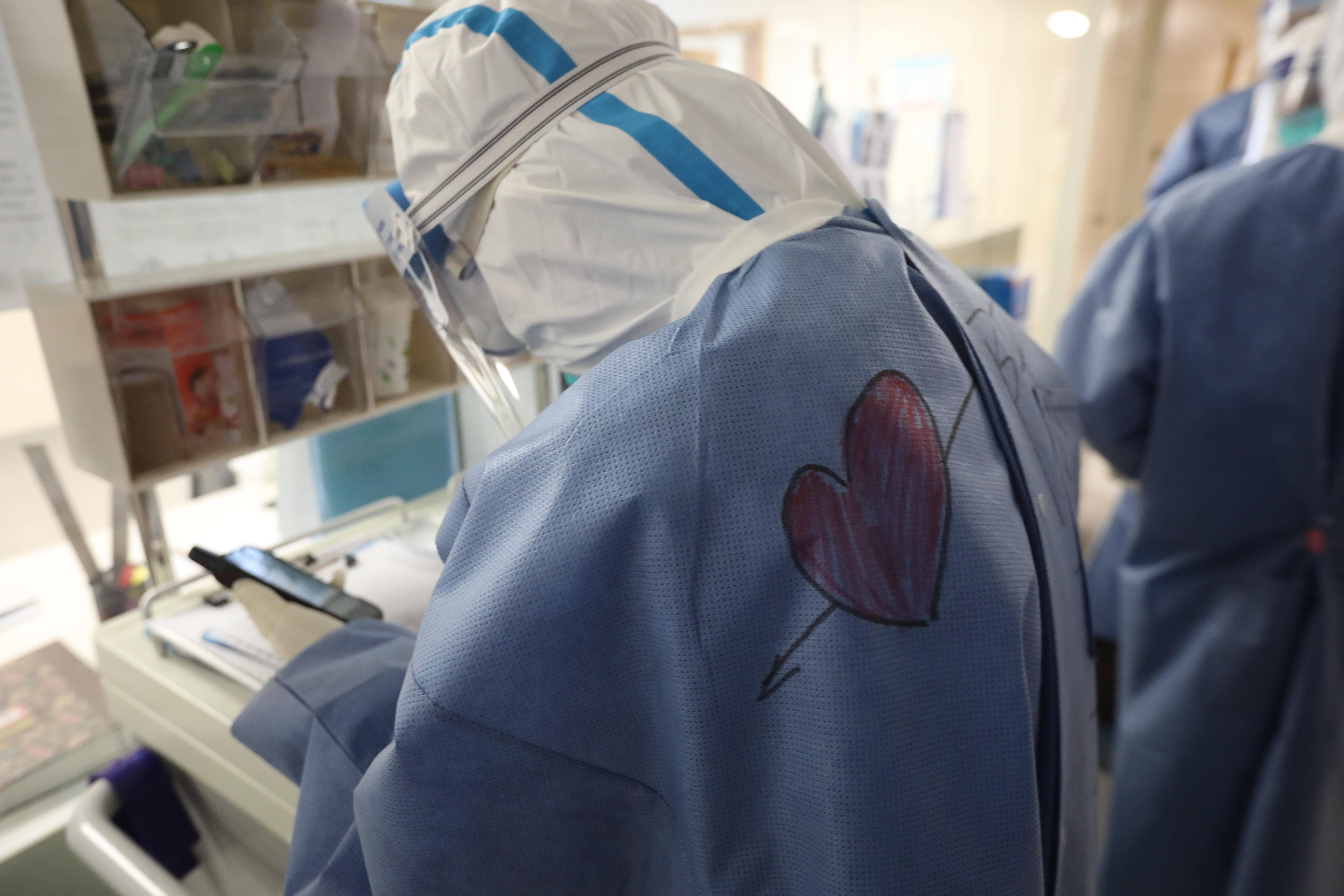 这就是南京力量②|白衣作战袍，用爱守护“宁”