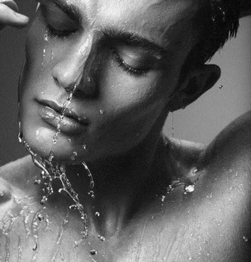 洗个澡竟变身荷尔蒙喷射机！90%的女人为之着迷