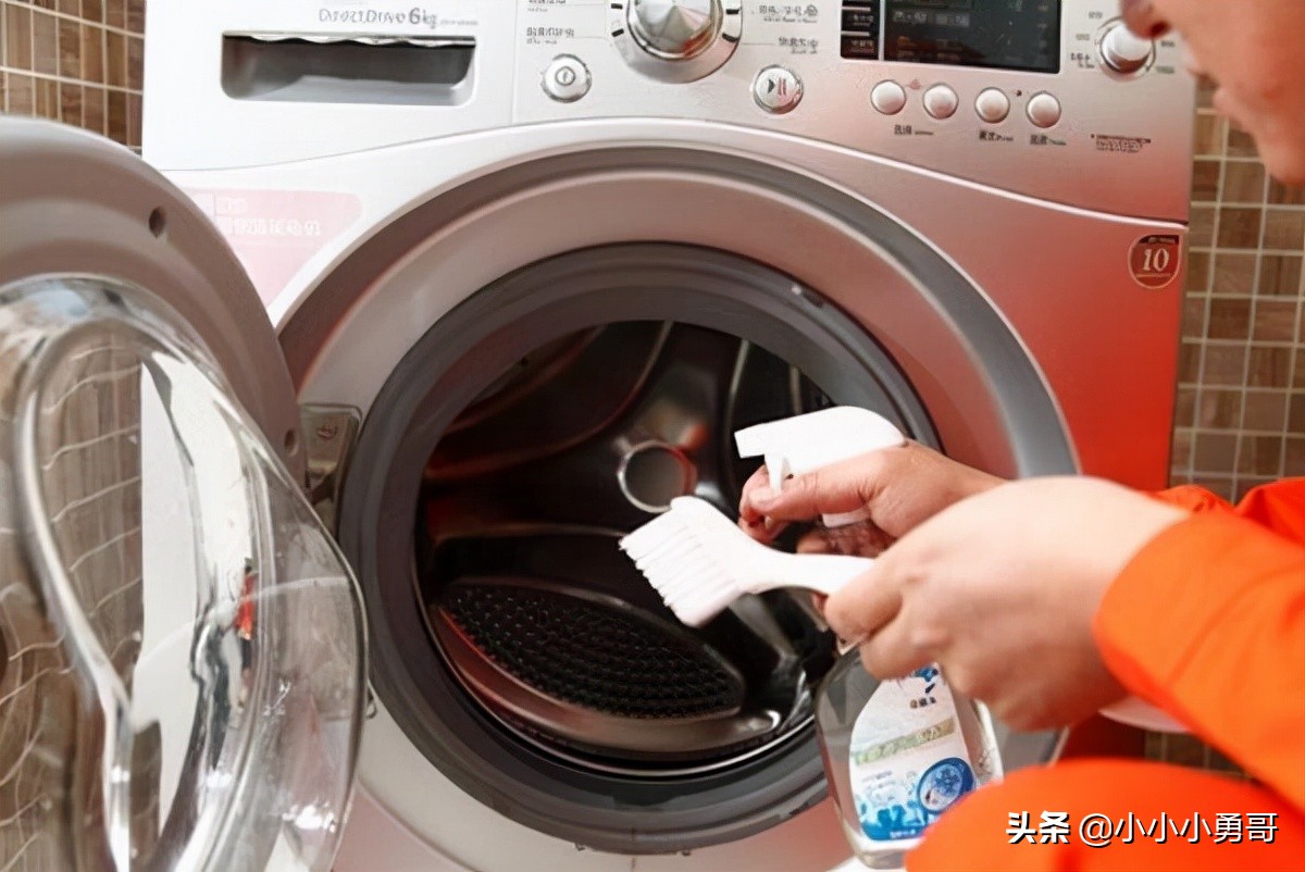 刚洗好的衣服总是会沾满毛絮,洗衣机洗带有粘条衣物怎么洗