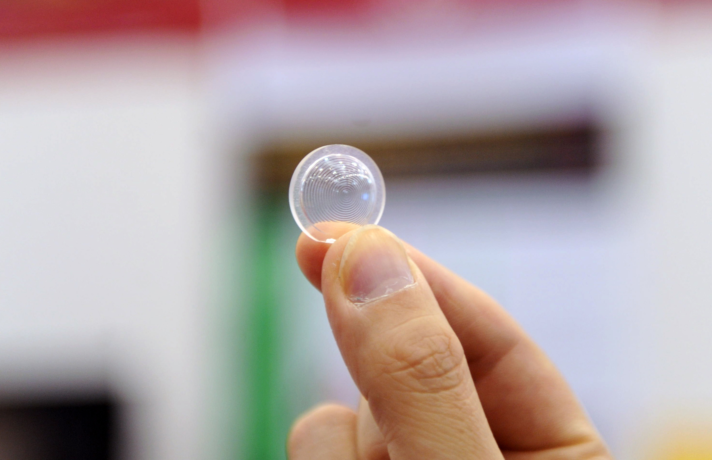 戴美瞳睡觉眼角膜脱落,女子戴美瞳睡觉眼角膜脱落