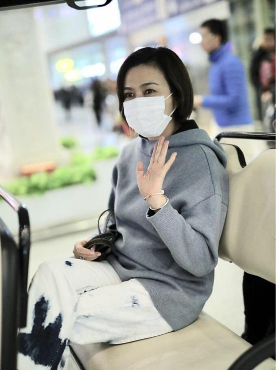 56岁关之琳穿裤裙现身机场,关之琳穿搭太高调了荧光绿针织裙